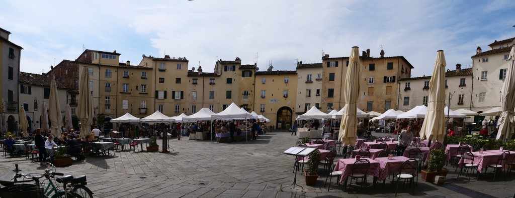 piazza amphitheatro Lucca